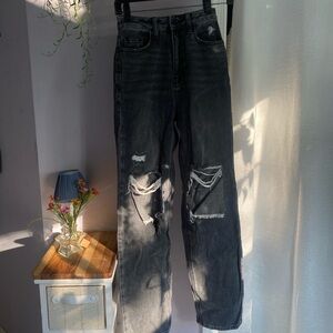 Black distressed jeans with a 90’s boyfriend fit. Size 25 #distressedjeans